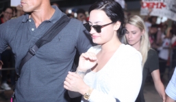 Nữ ca sĩ Demi Lovato xuất hiện giản dị ở sân bay chào fan Việt